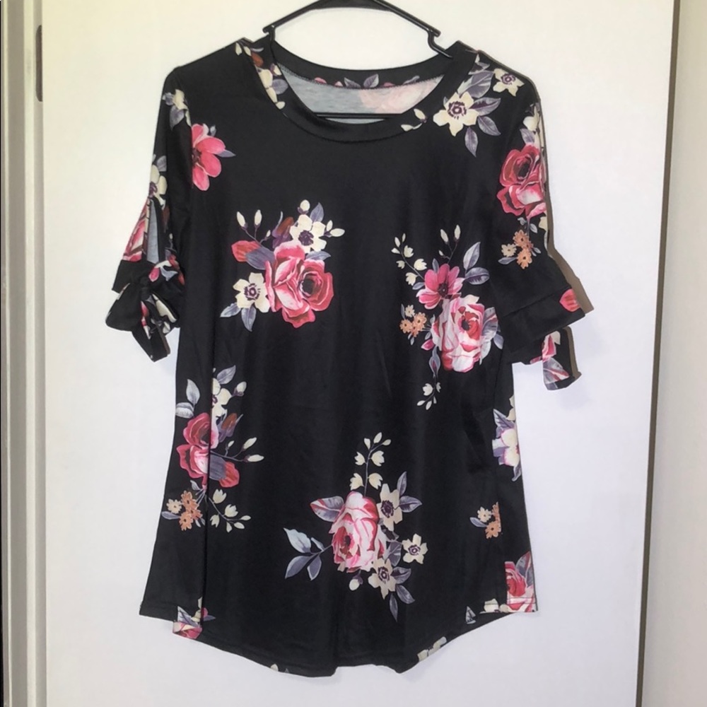 Floral T-shirt with bow on sleeve